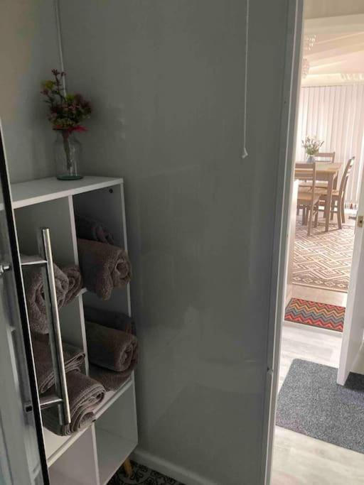 Cwtch Cymru Lodge 7F Caer Beris Holiday Lodge Park بيلث ويلز المظهر الخارجي الصورة