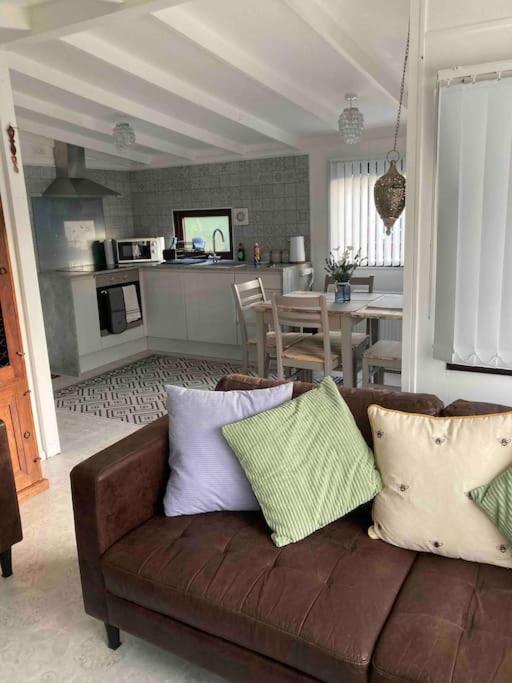 Cwtch Cymru Lodge 7F Caer Beris Holiday Lodge Park بيلث ويلز المظهر الخارجي الصورة